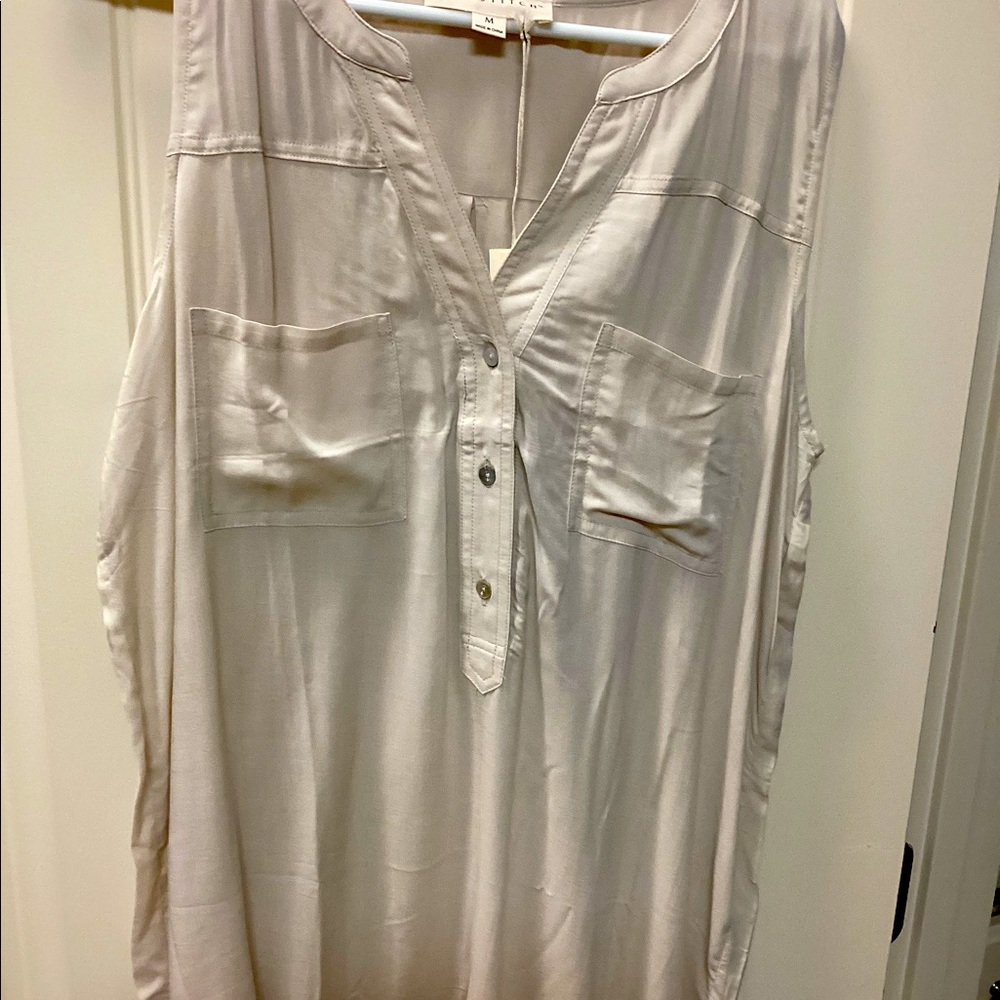 Sleeveless double pocket top.